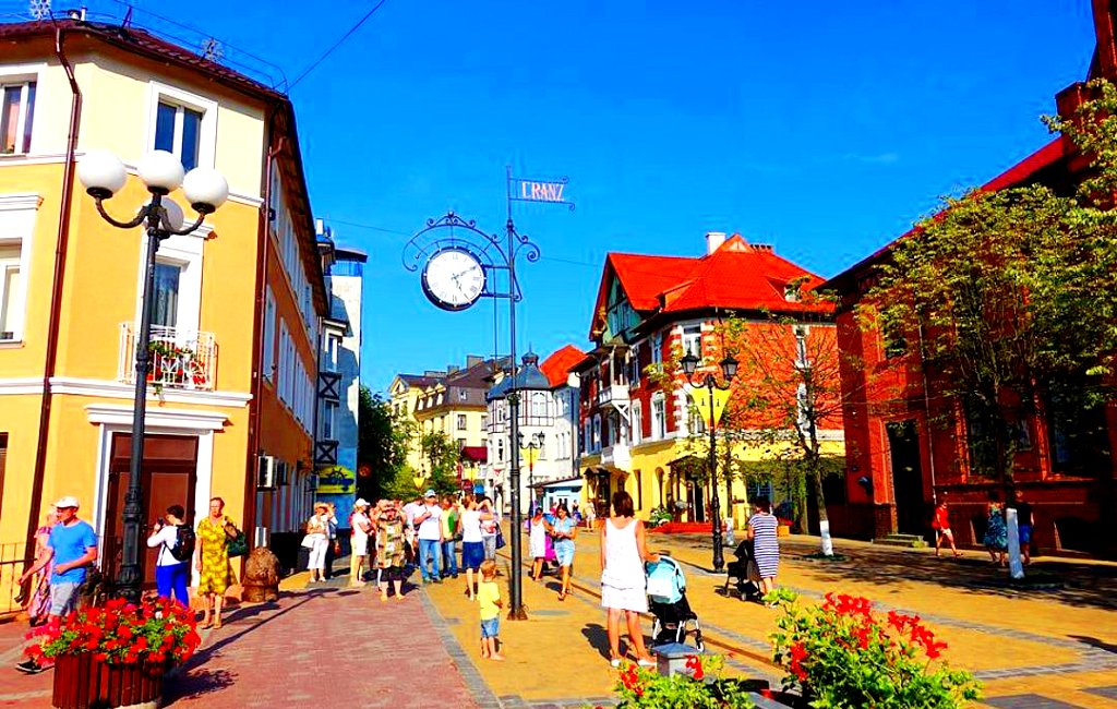 Прогулка по Курортному проспекту Зеленоградска является непременным атрибутом посещения данного города