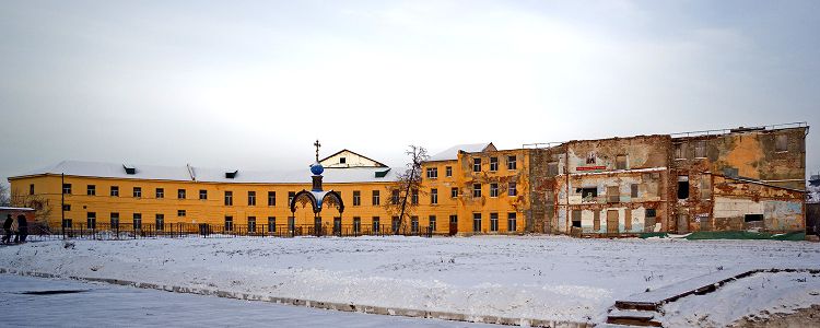 Настоятельский корпус соседствует с полуразрушенным Никольским храмом