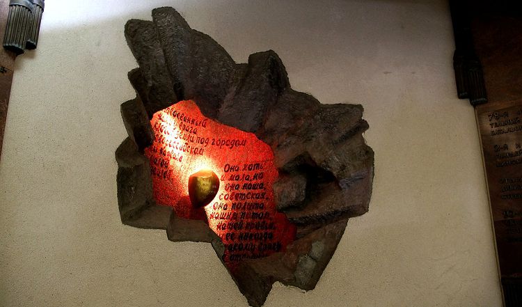 Символическое сердце Малой земли продолжает хранить память обо всех погибших