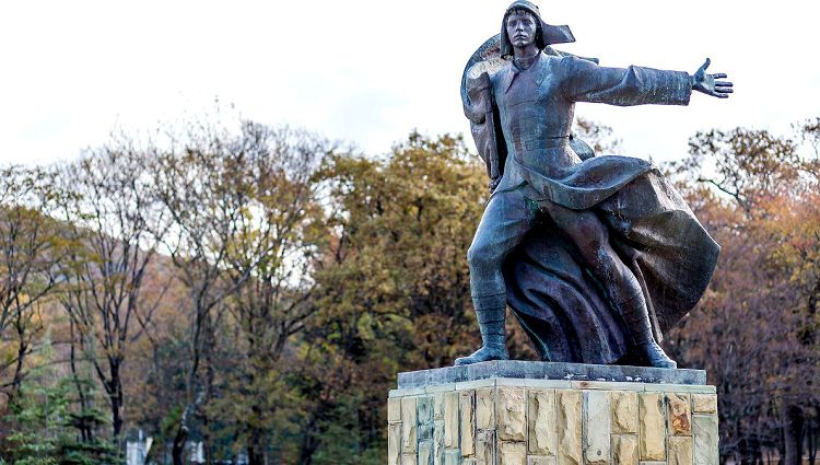 Памятник юному Орленку - один из главных памятников в лагере