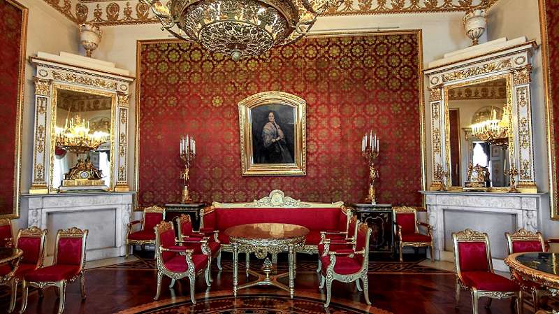 До революции в Красной гостиной висел портрет императора