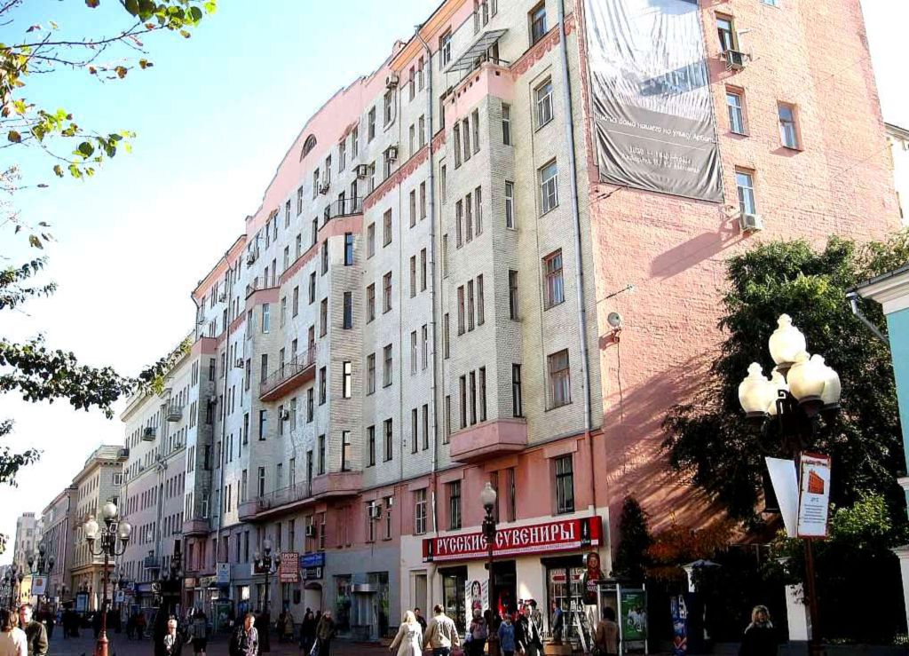 В одной из квартир дома № 51 писатель А.Рыбаков написал роман "Дети Арбата"