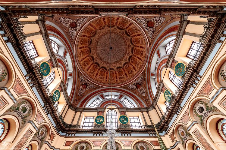 Роспись купола более напоминает дворцовые потолки, чем храмовые