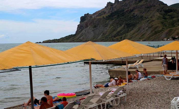 Территория перед Мальтийским пляжем. Напротив горный "профиль Волошина"