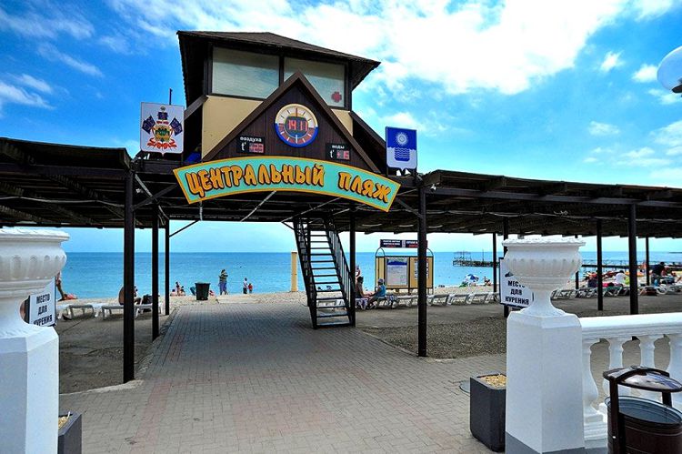 Основным пляжем поселка по традиции является Центральный пляж