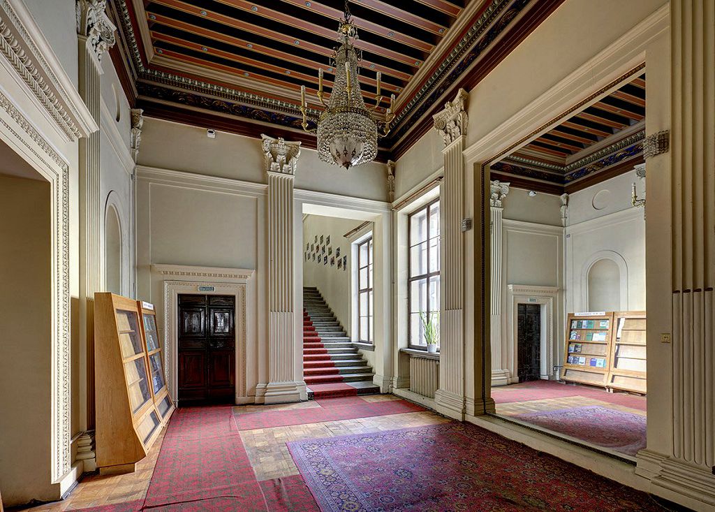 Начиная с холла посетитель начинает ощущать себя в настоящем итальянском палаццо