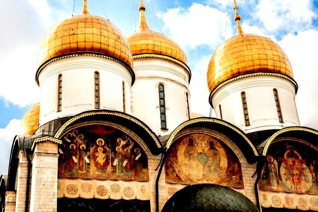 В центре восточных композиций находится изображение новозаветной троицы