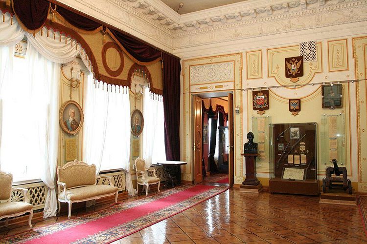 В здании губернаторского историко-краеведческого музея В здании губернаторского историко-краеведческого музея