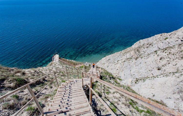 Увидеть эту современную достопримечательность стремятся многие туристы