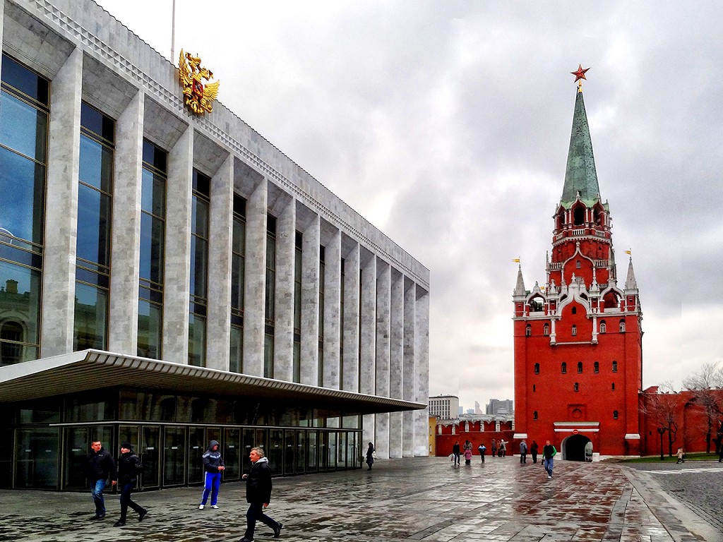 При входе через Троицкую башню Дворец съездов находится с правой  стороны