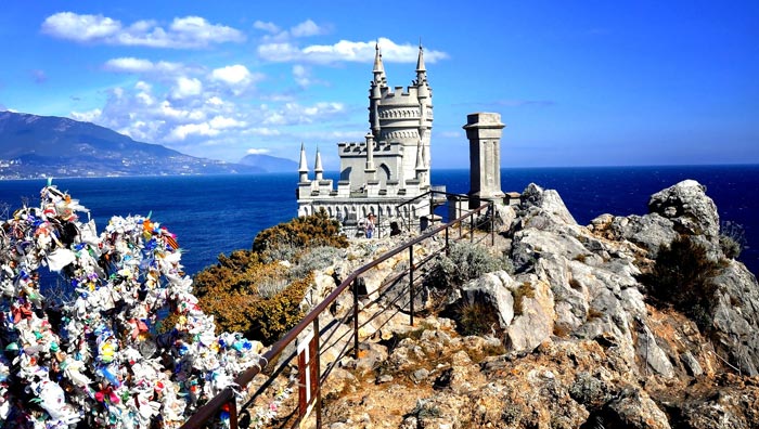 На скале есть Дерево желаний, на котором нужно завязать ленточку для его исполнения