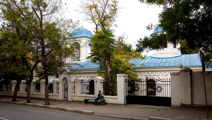 Введенская церковь обнесена оградой 