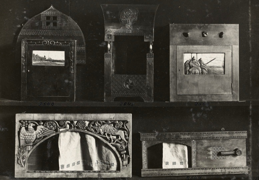 Старинные экспонаты, собранные кружковцами для абрамцевского фольклорного музея