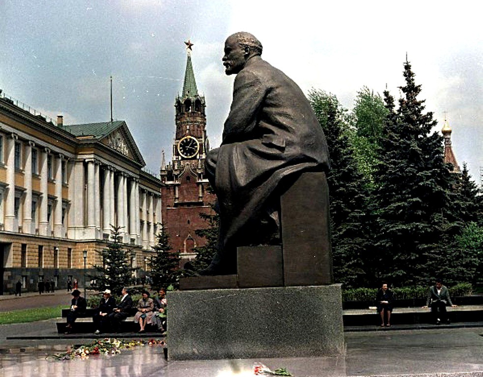 Памятник Владимиру Ленину в Москве. Памятник Ленину в Московском Кремле. Памятник Ленину в Москве на красной площади.