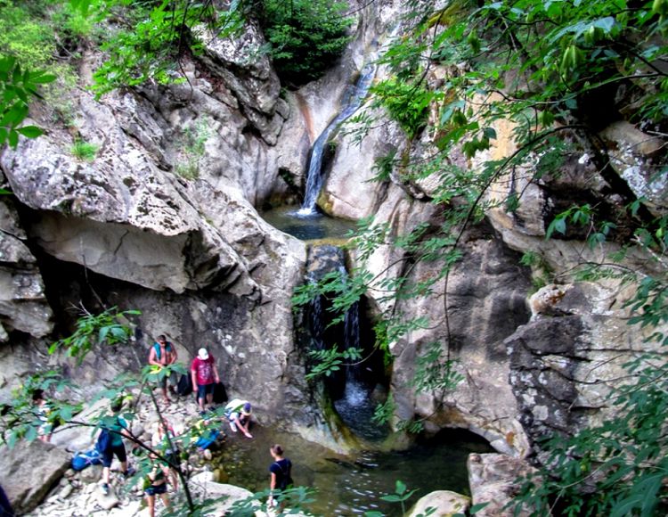 Водопады в каньоне Мезецу очень живописны 