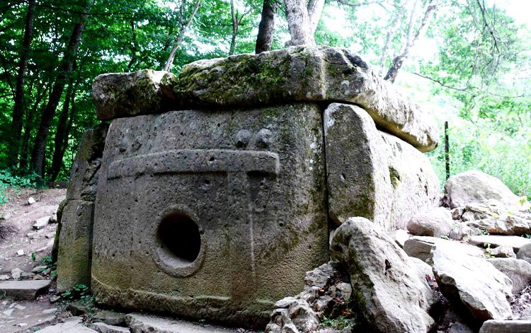 Дольмены - это удивительные и очень древние памятники истории