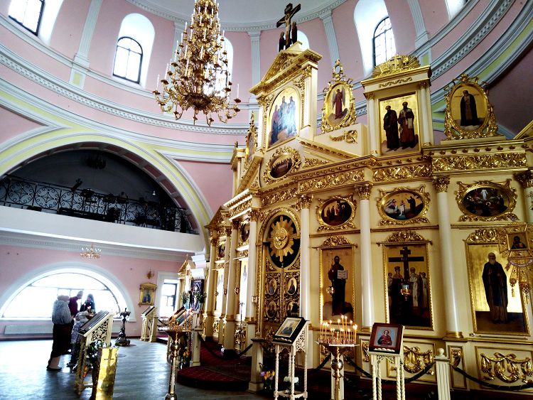 Сегодня Крестовоздвиженский монастырь возродился и в нем проходят службы