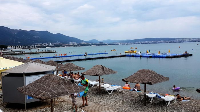 Вид на понтонный остров "Голубой волны"