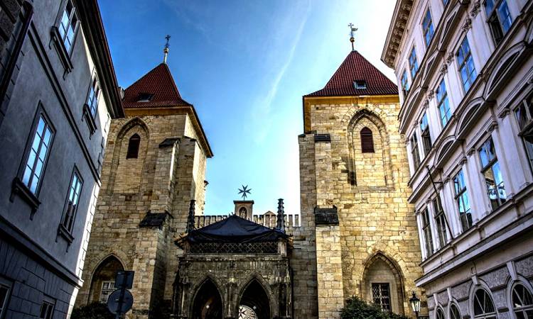 Храм Девы Марии под цепью - сооружение 13 столетия!