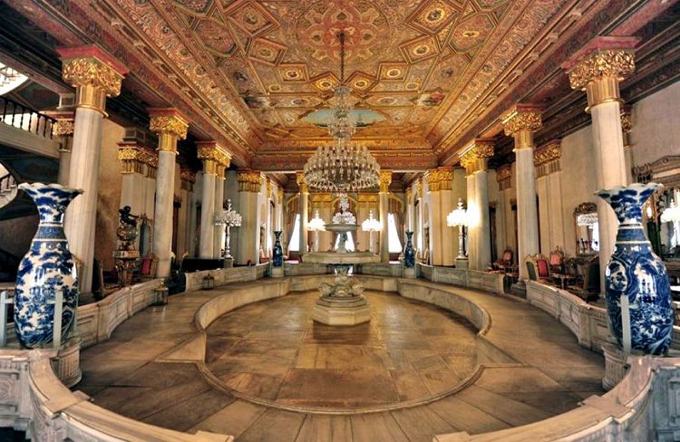 Великолепие Дворца Бейлербейи схоже с роскошью Долмабахче