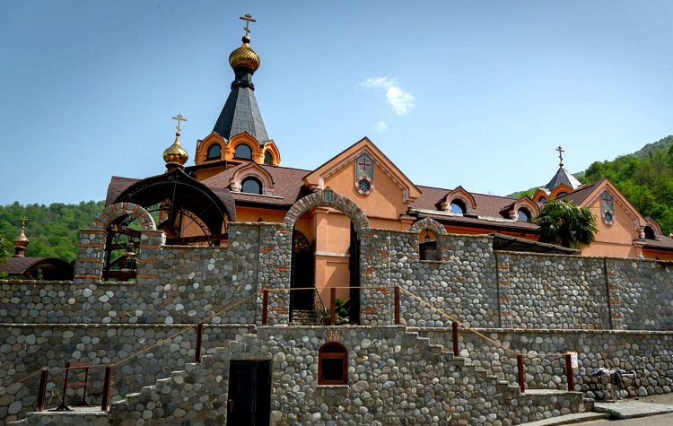 Монастырский комплекс в виде двухэтажного здания очень современен