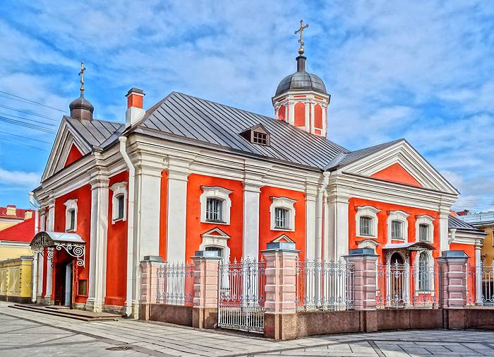 Храм Трех Святителей выполнен в популярном стиле петровского барокко