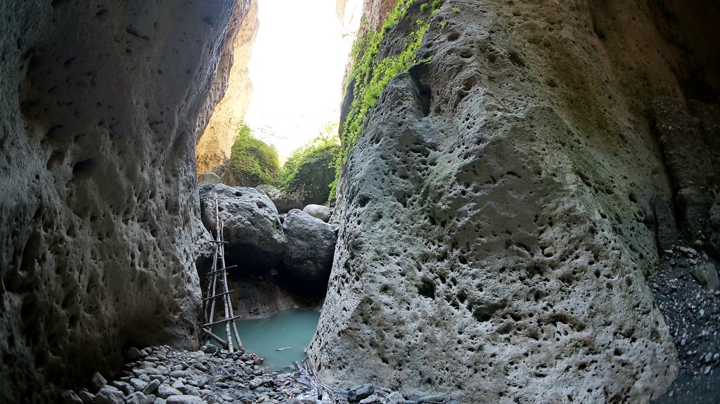 Дорога по ущелью довольна экстримальна