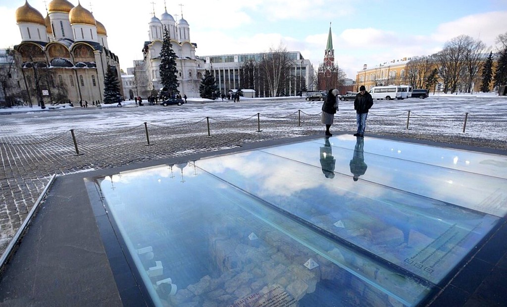 Увидеть прошлое Ивановской площади можно через археологические окна