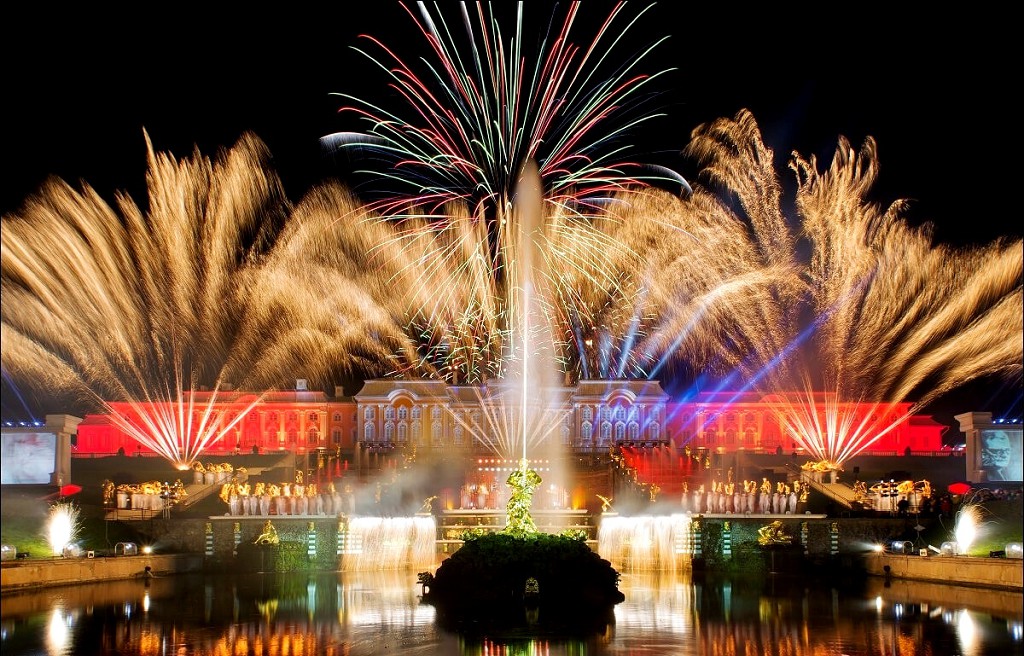 Многие туристы специально приезжают в Питер ради Праздника фонтанов