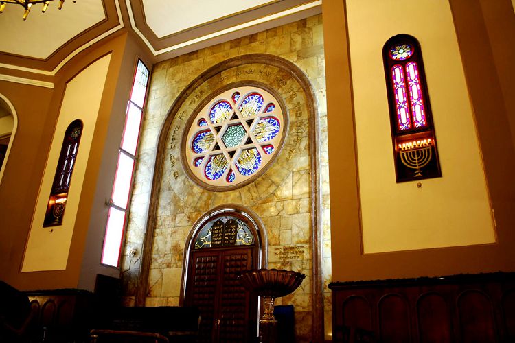 Интерьер Неве-Шалом намного богаче ее внешнего фасада