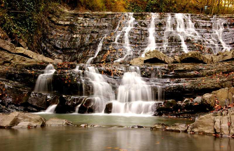 Верхний водопад, спускающийся ступенчато, очень живописен