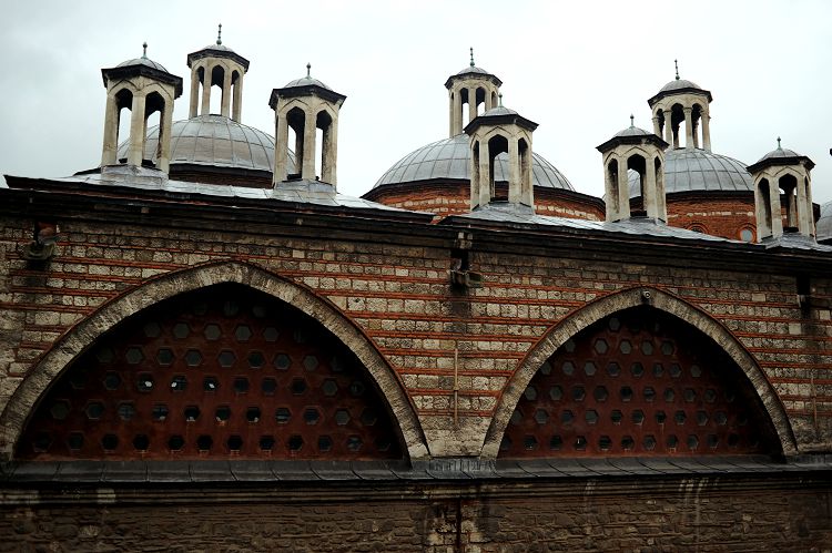 Узнать здание Пушечного двора легко по его крыше с башенками и куполами