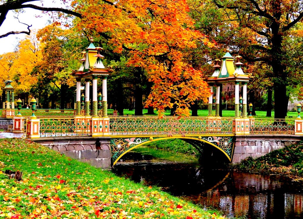 Декоративное оформление Александровского парка отличается от декора Екатерининского парка