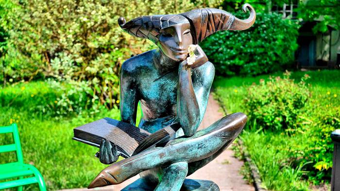 Верхняя часть композиции "Размышление о маленьком принце"