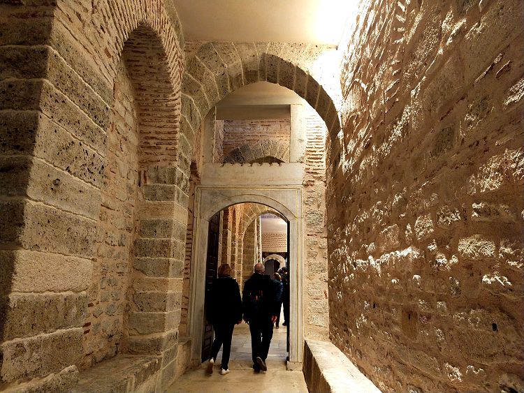 По коридору, называемому "золотой дорогой", к султану водили выбранных им женщин