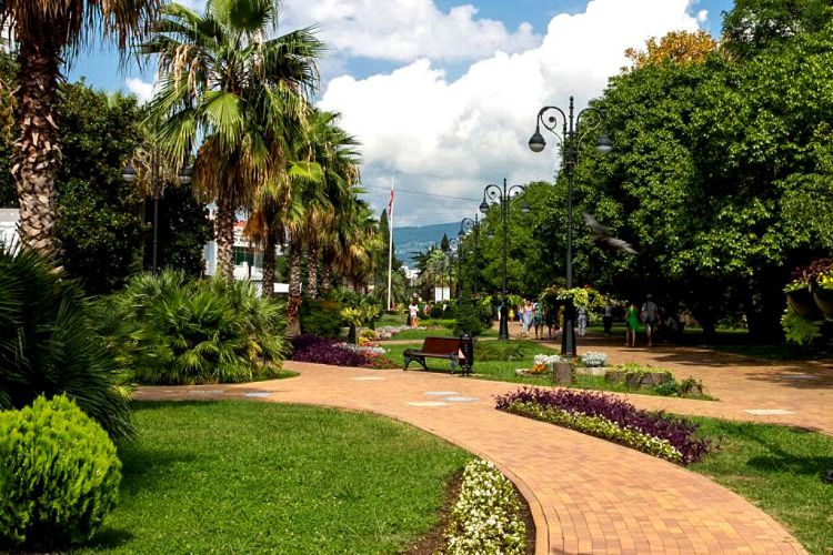 Навагинская улица очень напоминает парковую территорию