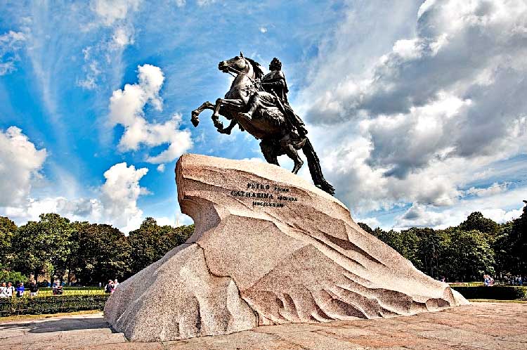 История сооружения Медного владника очень интересна