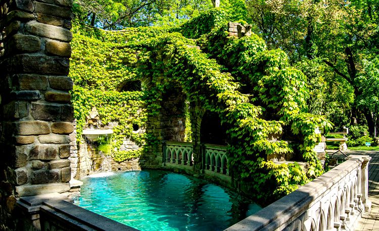 Очень много посетителей собирается около прекрасного Акведука