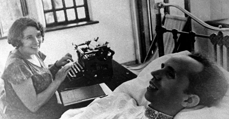 Тяжелобольной Н.Островский продолжал работать до конца жизни