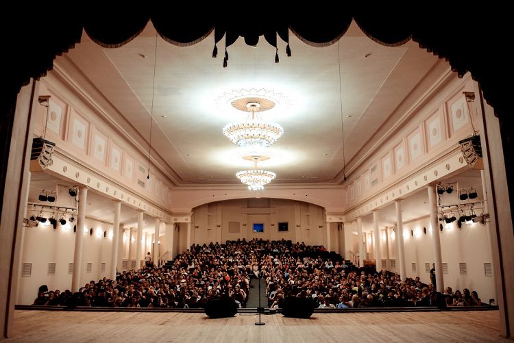 В Городском театре выступают местные коллективы, так и гастролирующие