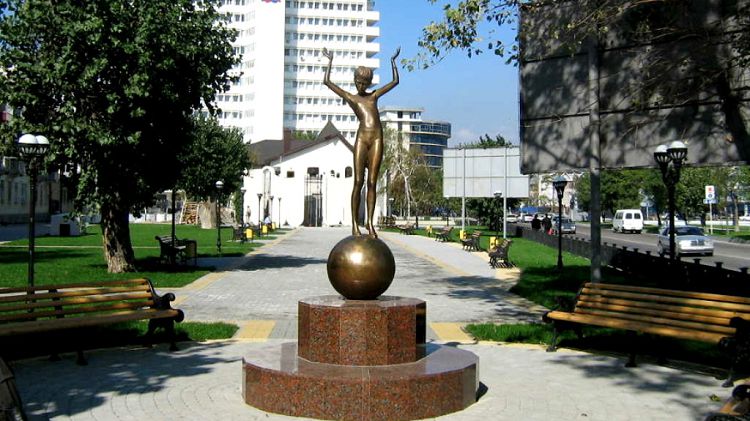 Девочка на шаре - одна из примечательных скульптур в этом районе