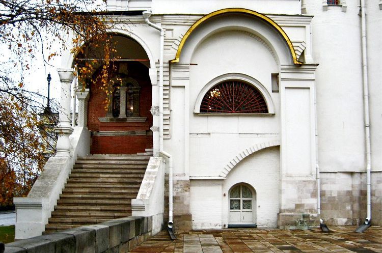 Южное крыльцо у южного входа называется Грозненским