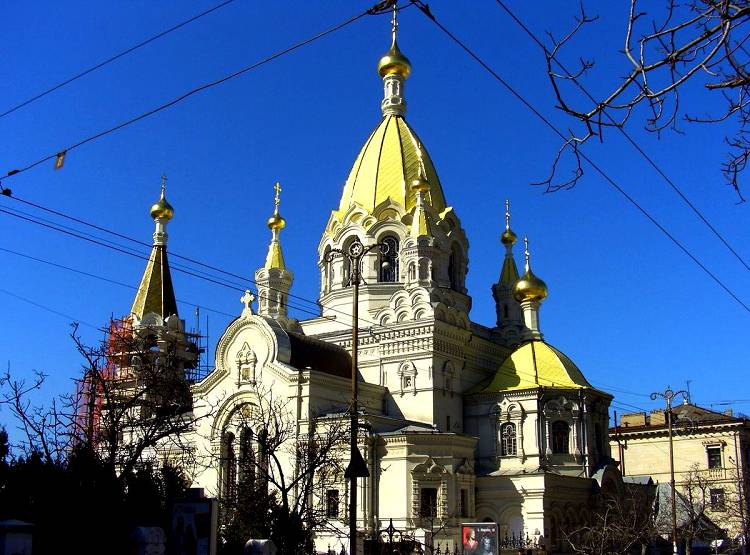 Покровский собор выглядит очень празднично и романтично Покровский собор выглядит очень празднично и романтично
