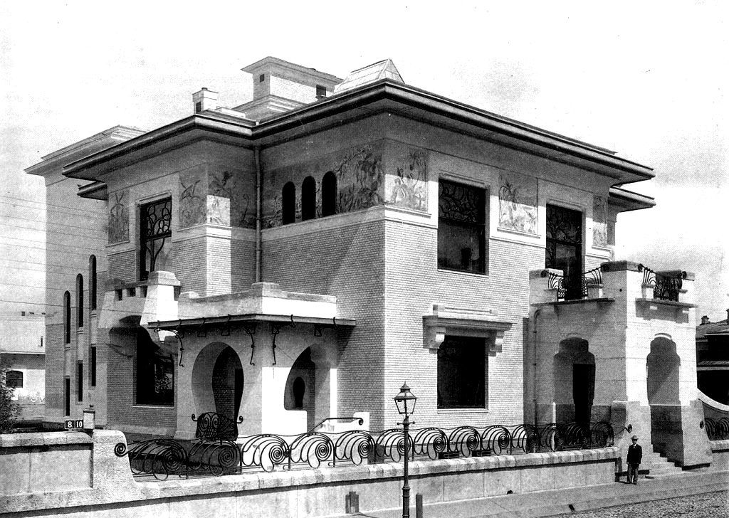 На красную линию Малой Никитской улицы выходило только парадное крыльцо особняка