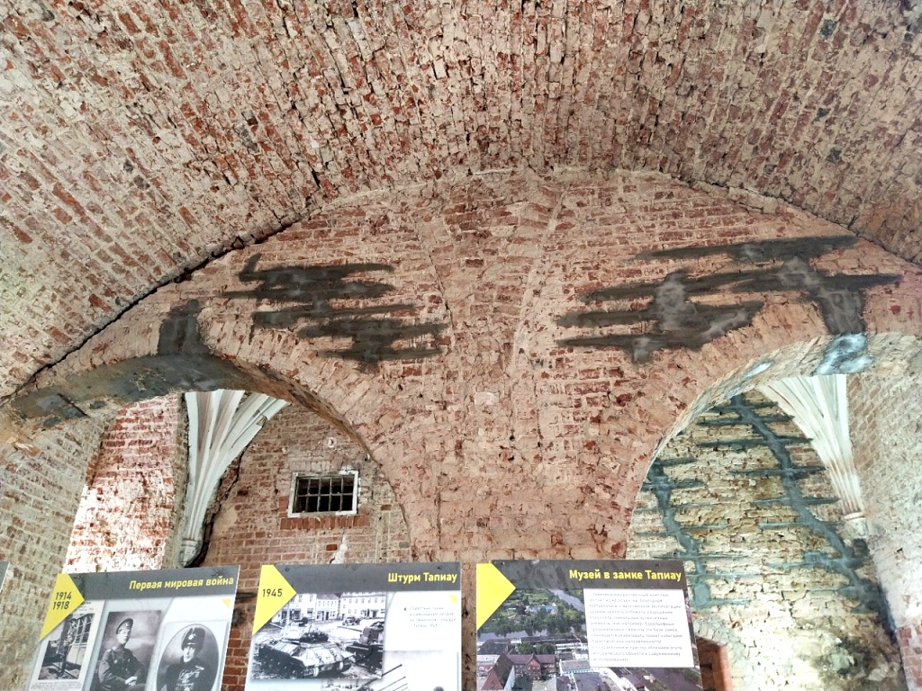 Прогулка под сводами средневекового замка очень аутентична и романтична