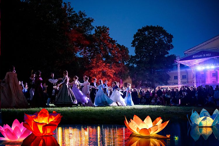 Фестиваль водных фонариков в Санкт-Петербурге