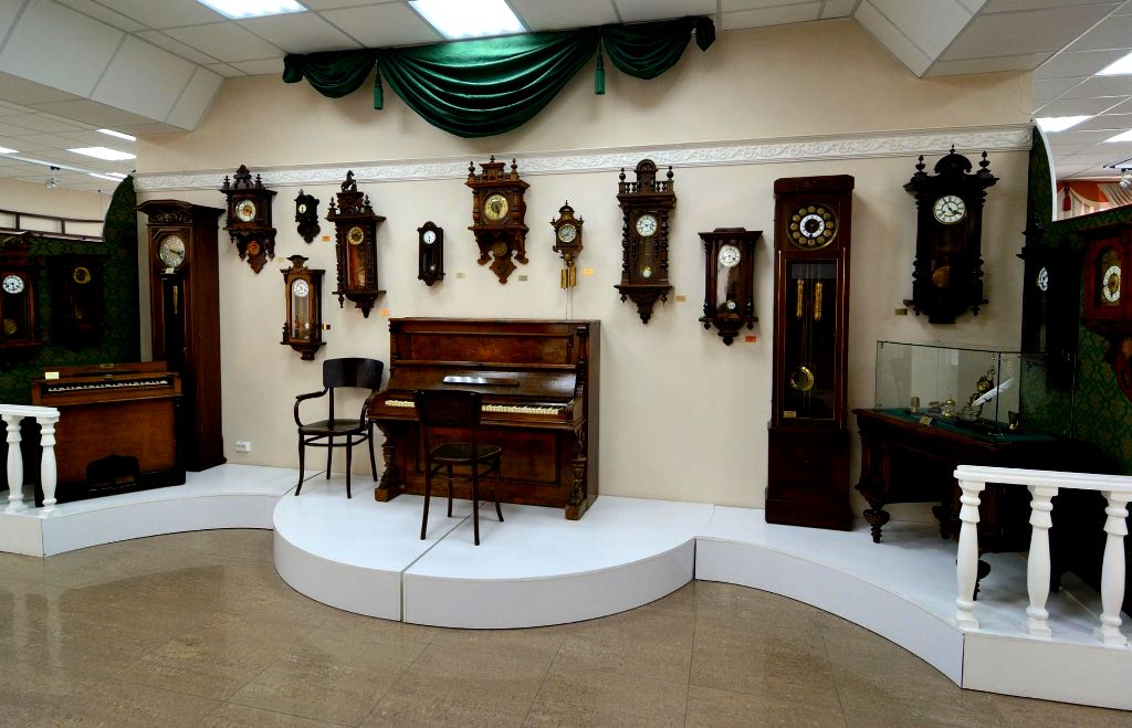 Все часы "Башни времени" отстукивают секунды синхронно