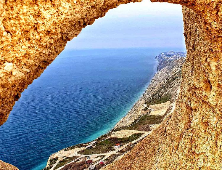 Ласточкины гнезда - это одна из популярных местных достопримечательностей