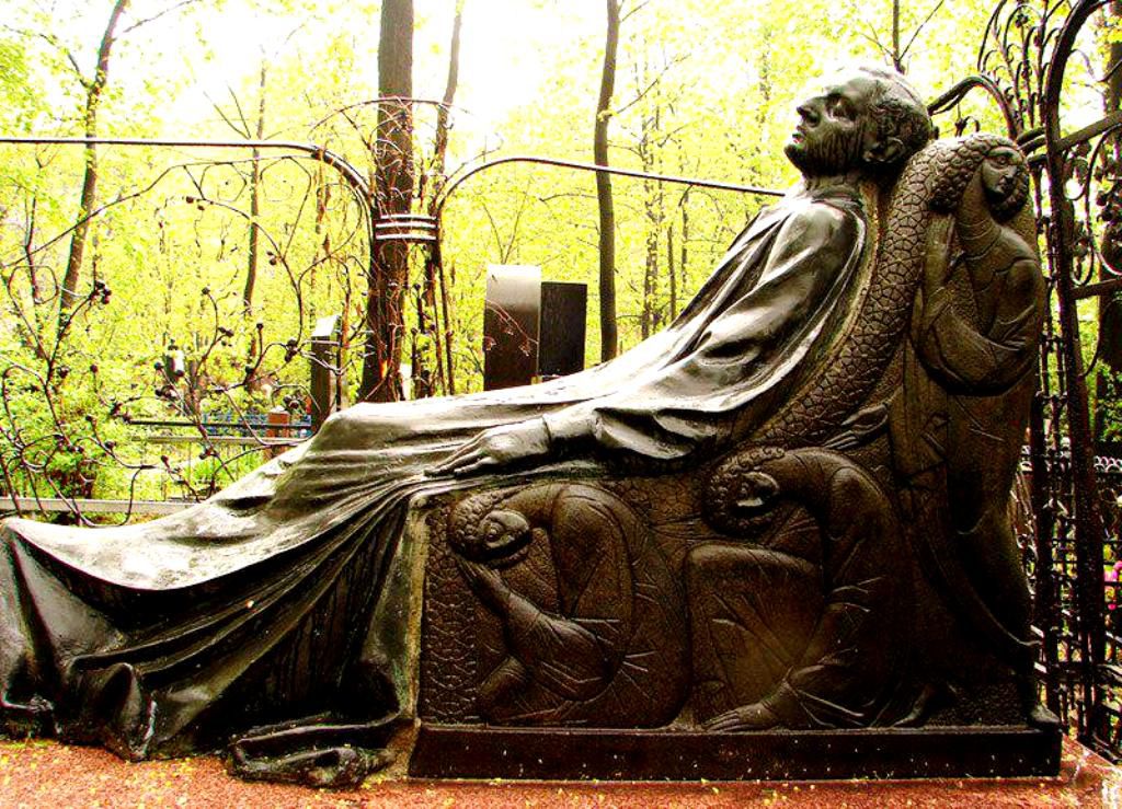 Надгробье Николая Тарасова - одно из самых примечательных на Армянском кладбище