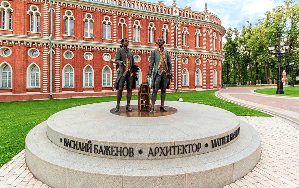 Сегодня память о работе обоих архитекторов над созданием Царицыно увековечена в Памятнике